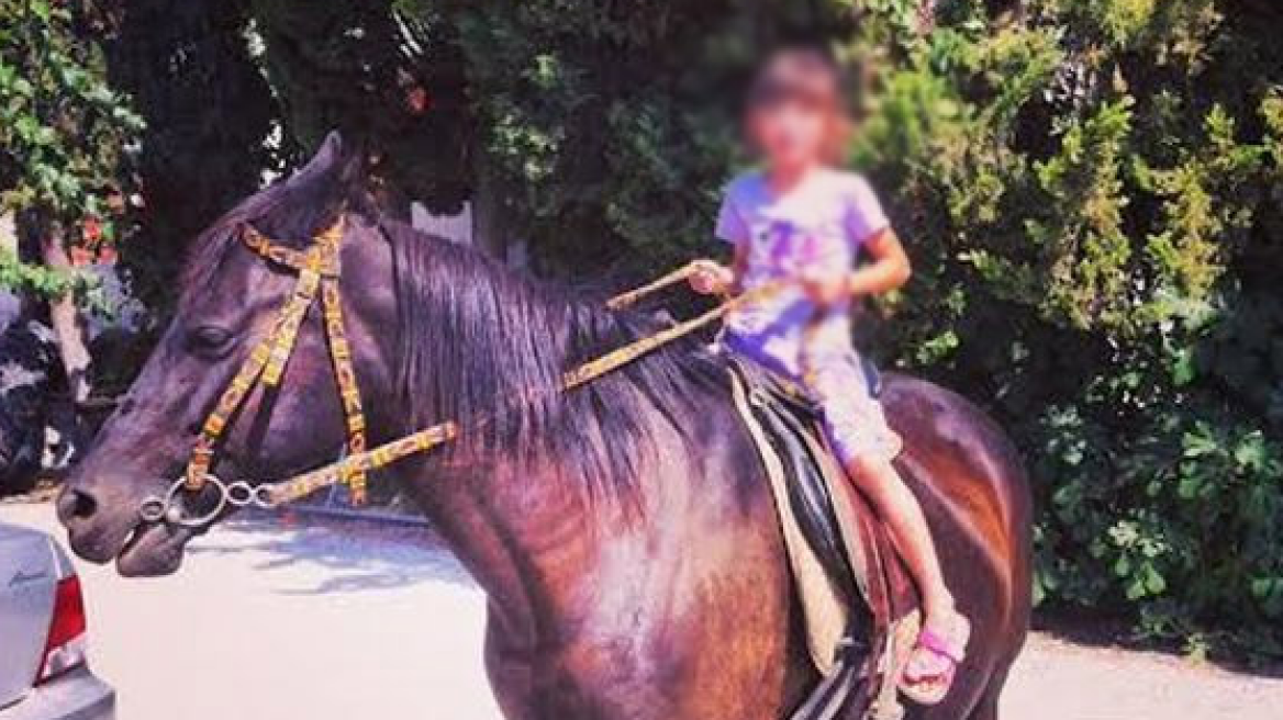 Θρήνος στο Βόλο για την 7χρονη που σκοτώθηκε πέφτοντας από άμαξα